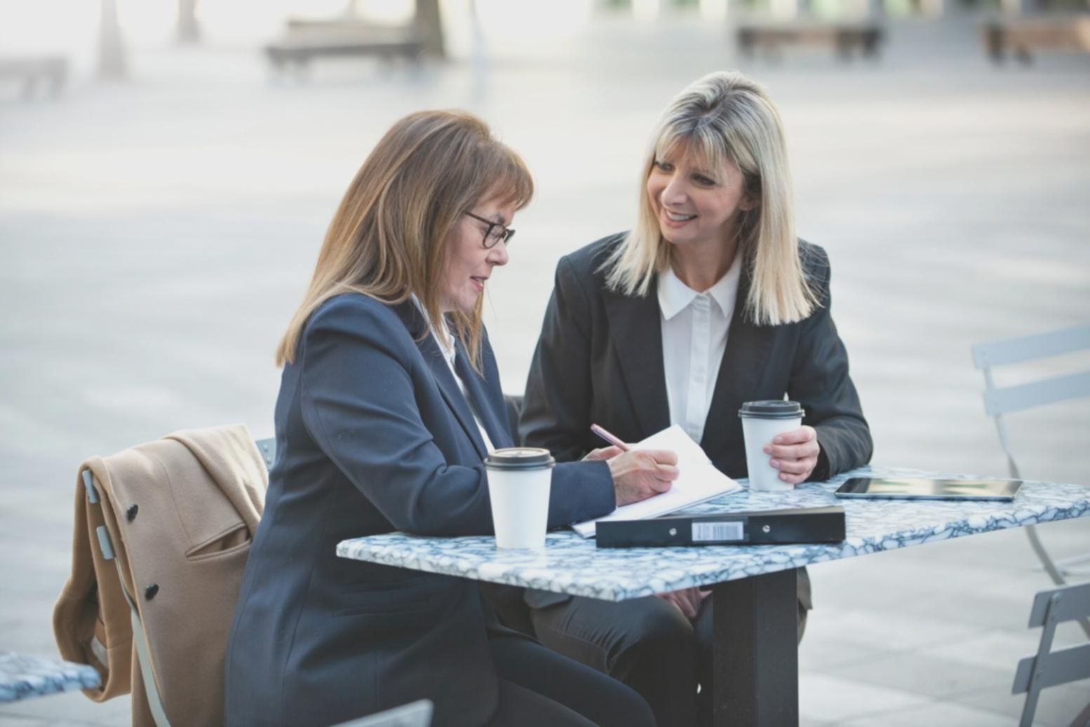 Espacio de trabajo profesional donde se desarrollan habilidades de comunicación financiera